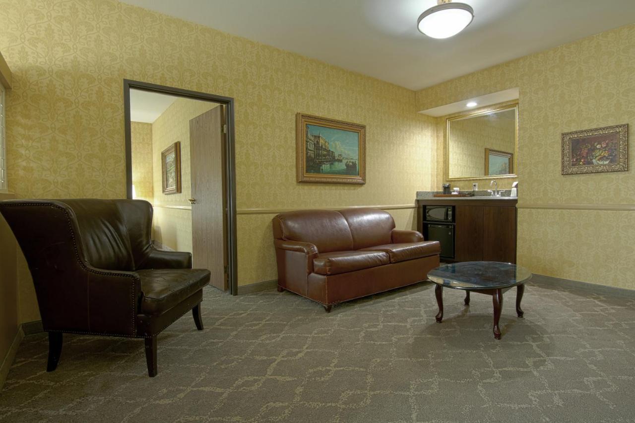 1 King and 1 Queen Bed, One-Bedroom Suite, Non-Smoking